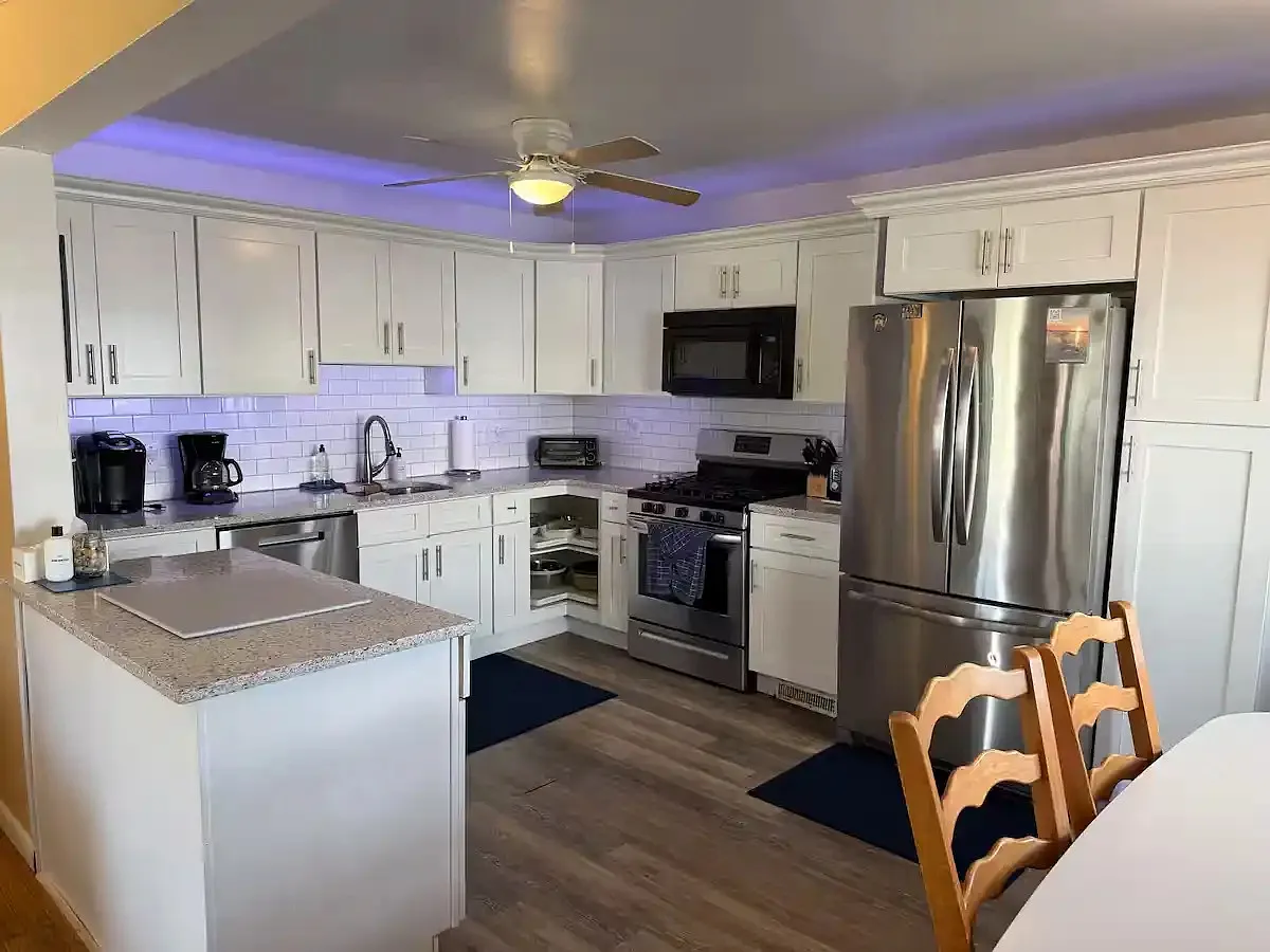 6 bed, 2.5 bath, 2660 sqft, $6,000 — Photo 3