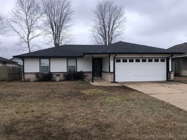 9432 E Cherrywood Dr, Claremore, OK 74019