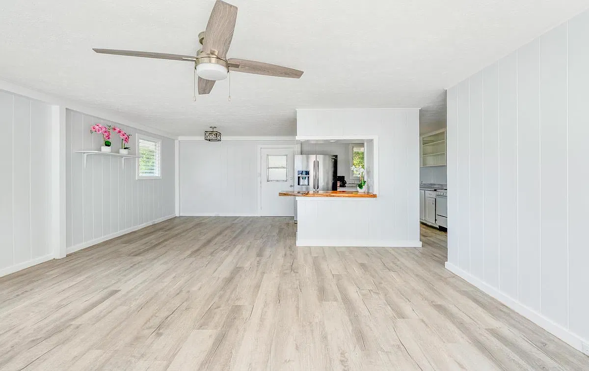 3 bed, 880 sqft, $3,350 — Photo 1