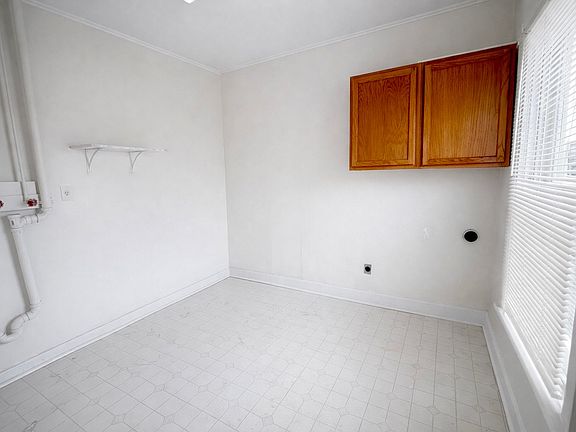 4th image of 218 N George St