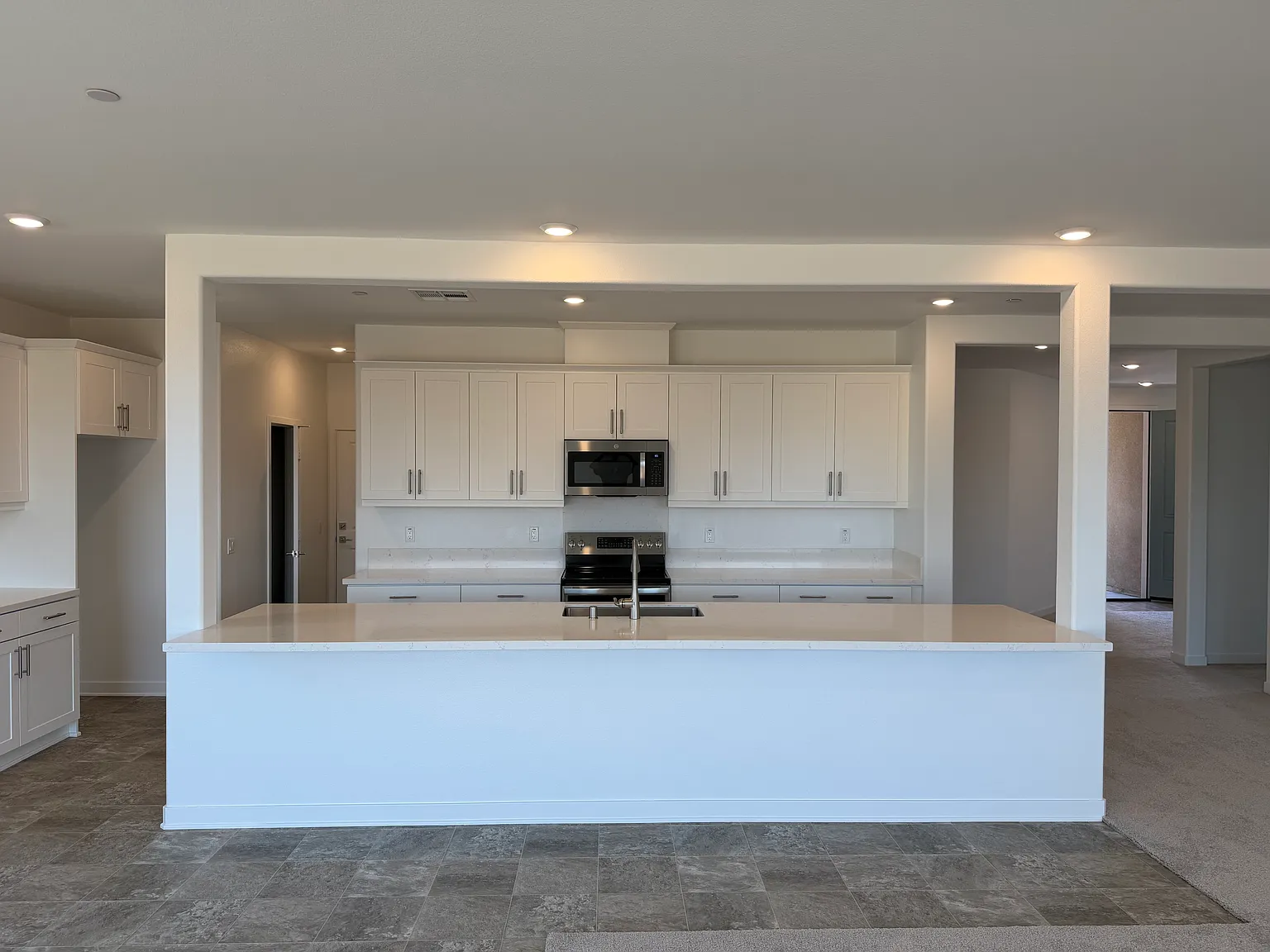 5 bed, 3.5 bath, 3300 sqft, $4,400 — Photo 2