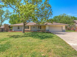 722 Oak Ridge Dr, Sand Springs, OK 74063