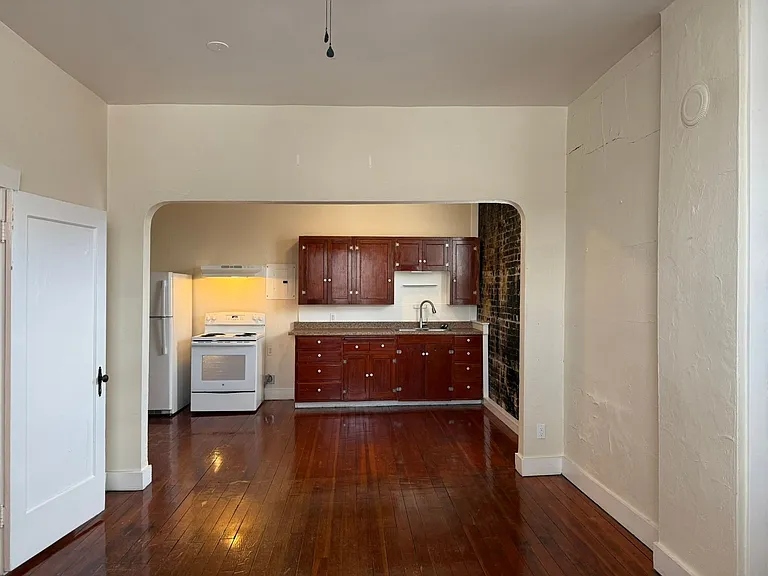 157 NE Main St — Photo 9