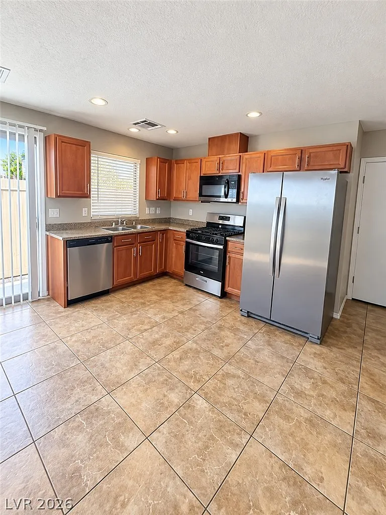 3 bed, 2.5 bath, 1319 sqft, $1,770 — Photo 3