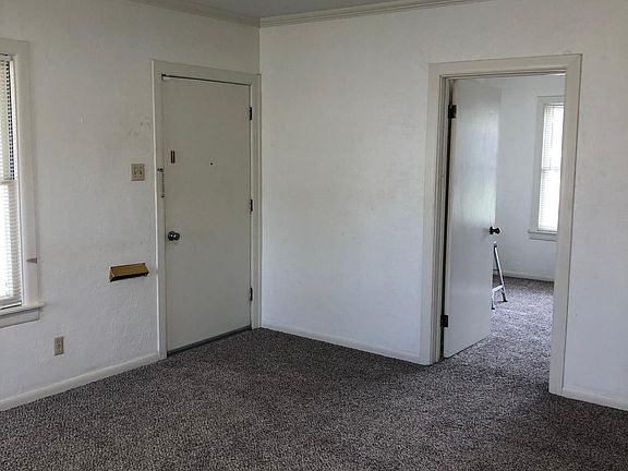 4th image of 1303 S Oakes St