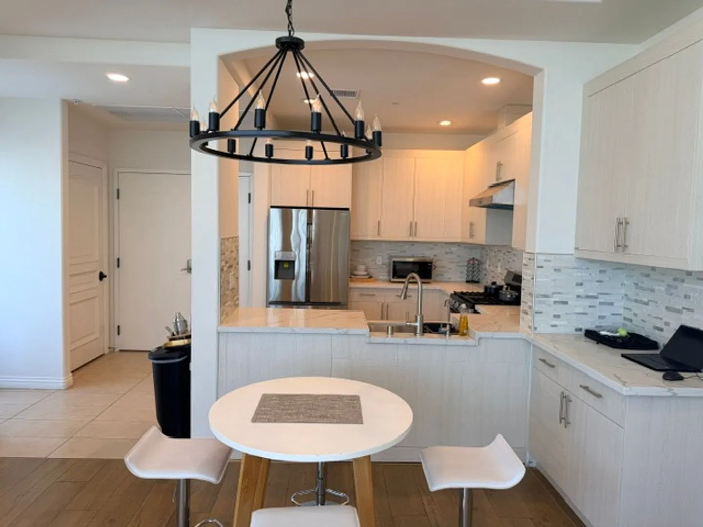 Modern Top-Floor Corner 1-Bedroom Condo in Long Beach Available Furnished or Unfurnished — Photo 3