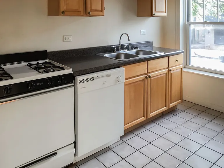 5208-14 N. Damen / 2000-10 W. Foster — Photo 10