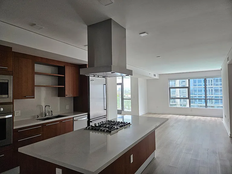 9 Macarthur Pl #N604 — Photo 3