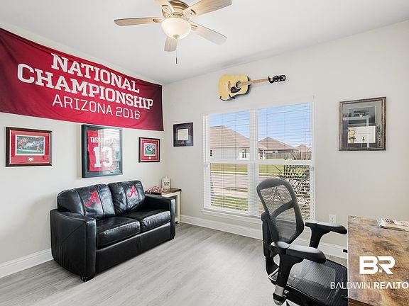 4th image of 23070 Lieutenant Ave