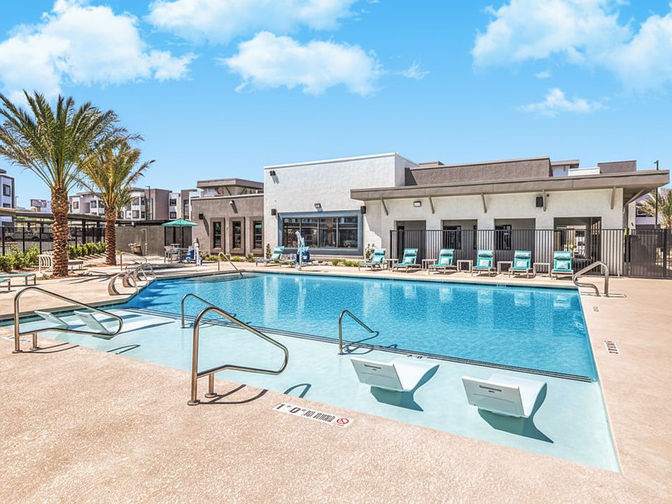 Resort-Style Pool at Summit on Boulder Apartments
