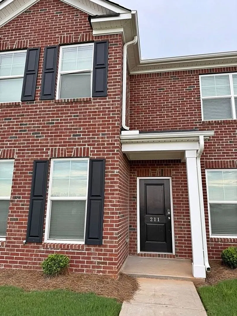 211 Scenic Rd — Photo 1