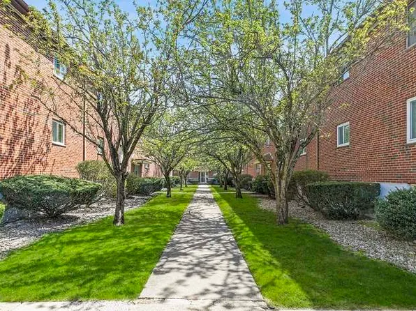 52 Bryon Rd APT 4, Chestnut Hill, MA 02467