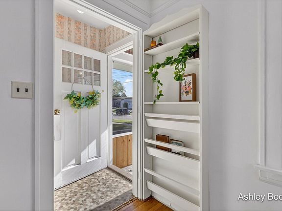 5th image of 2129 Emerald Ave NE
