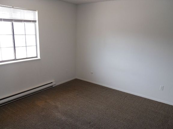 4th image of 14 Royal Crest Dr APT B