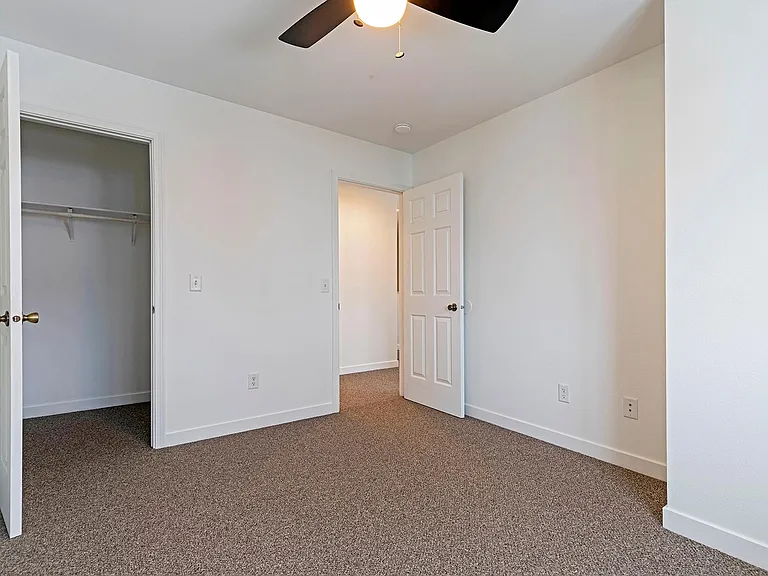 909 Defoe St #B — Photo 17
