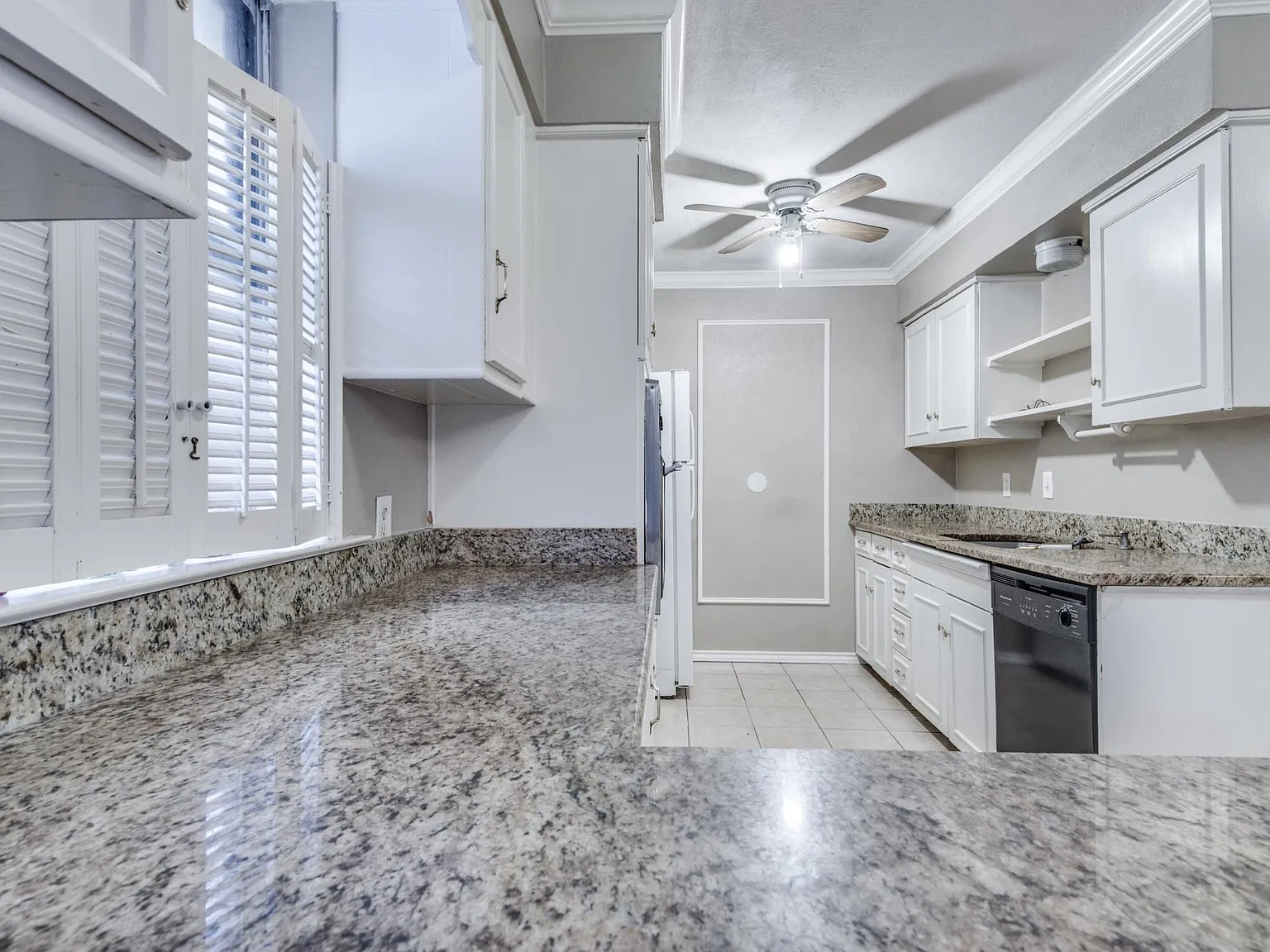 3 bed, 1345 sqft, $1,999 — Photo 3