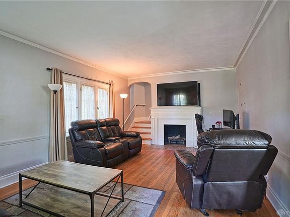 3rd image of 28 W Hillcrest Ave
