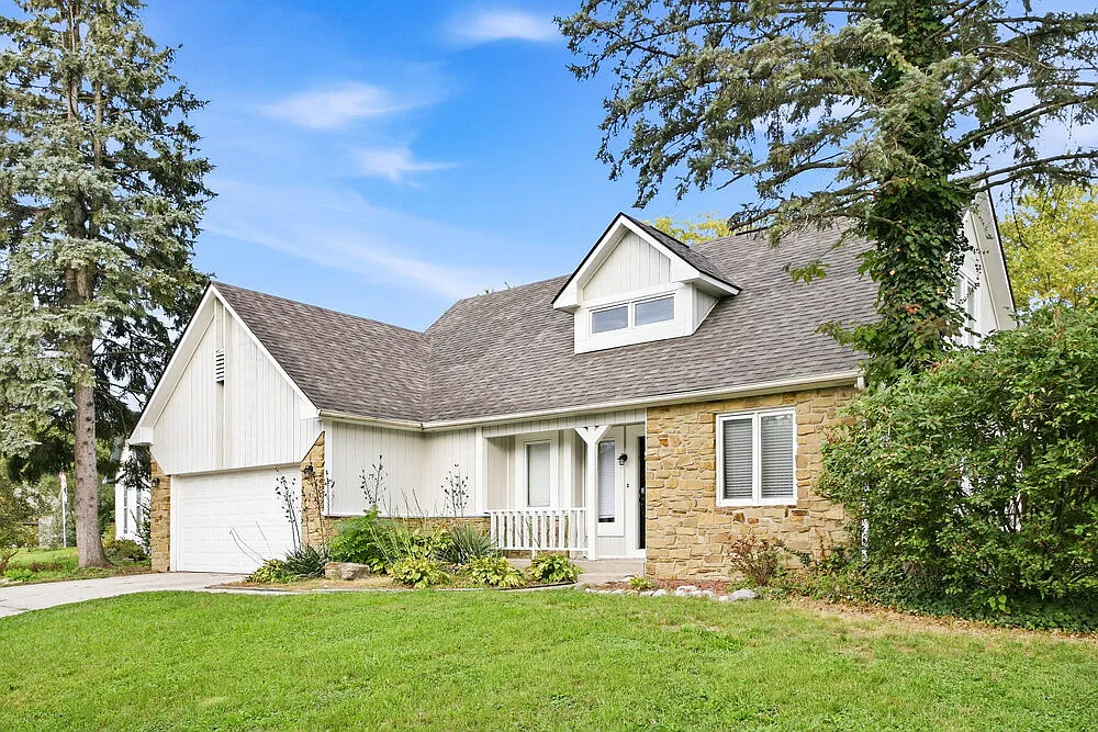 3 bed, 2.0 bath, 1989 sqft, $2,070 — Photo 4