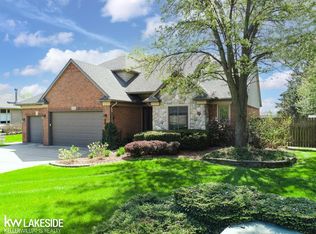 21010 Summerfield Dr, Macomb, MI 48044