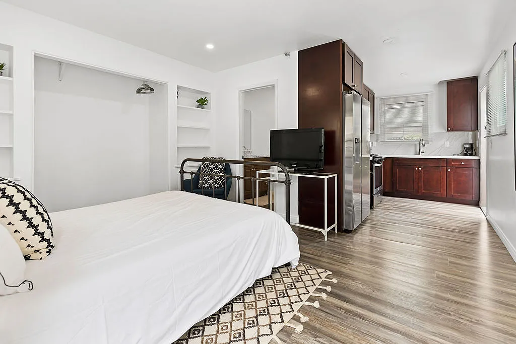 Studio, 375 sqft, $2,200 — Photo 1