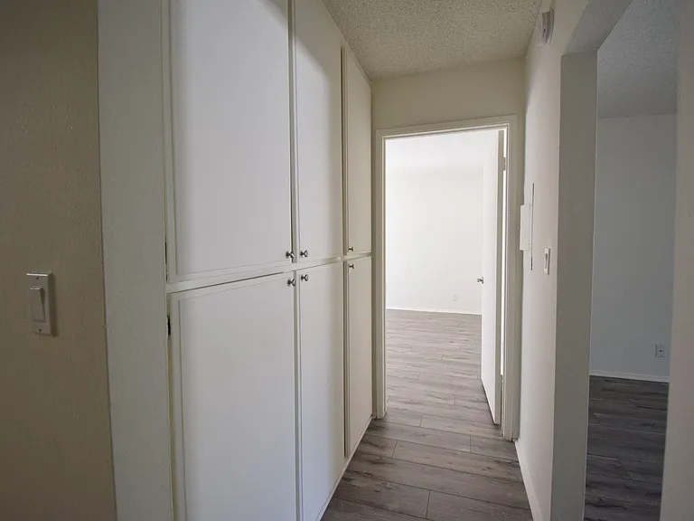 6115 Whitsett Ave — Photo 11