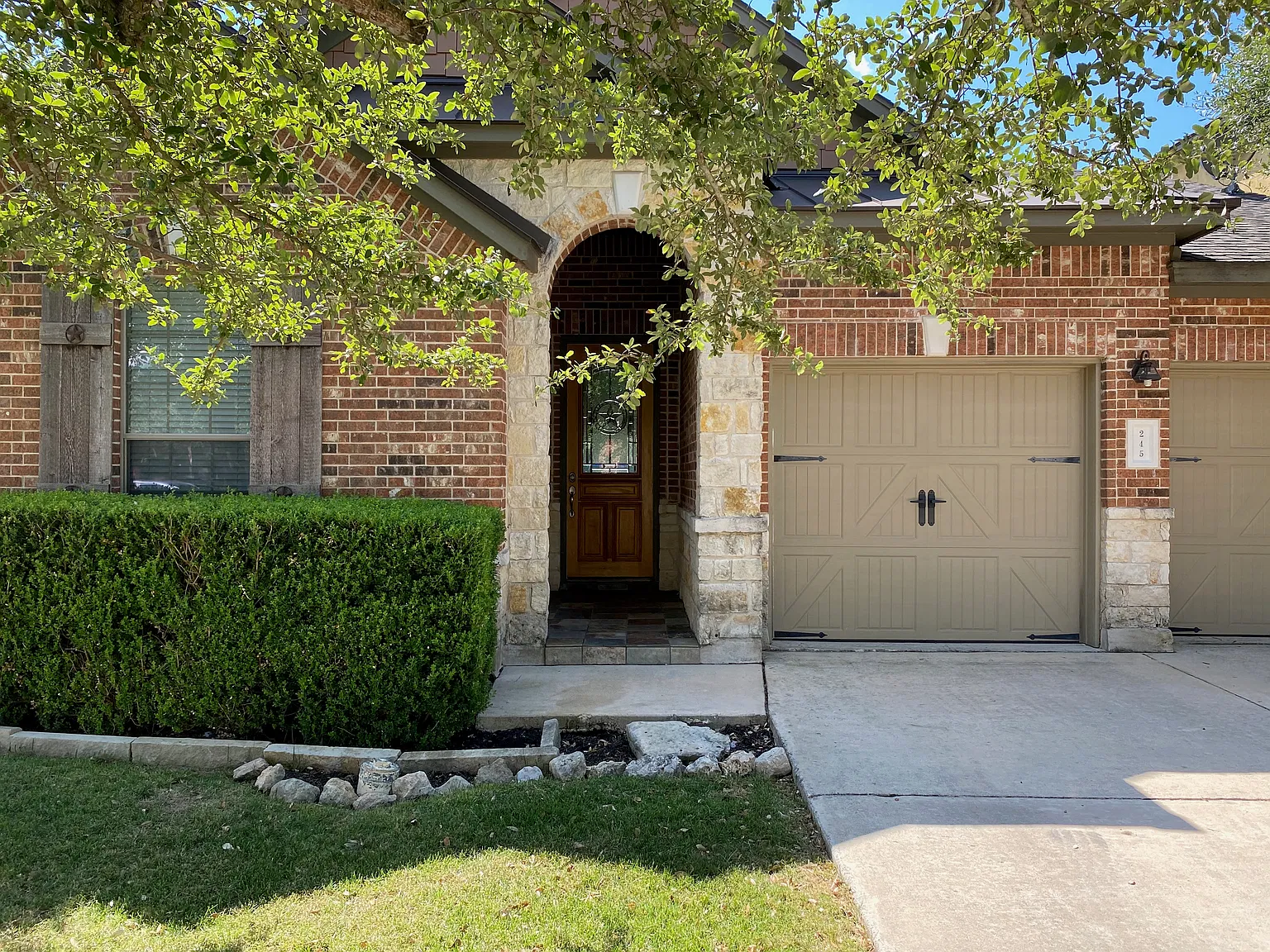 3 bed, 2.5 bath, 2090 sqft, $2,395 — Photo 3