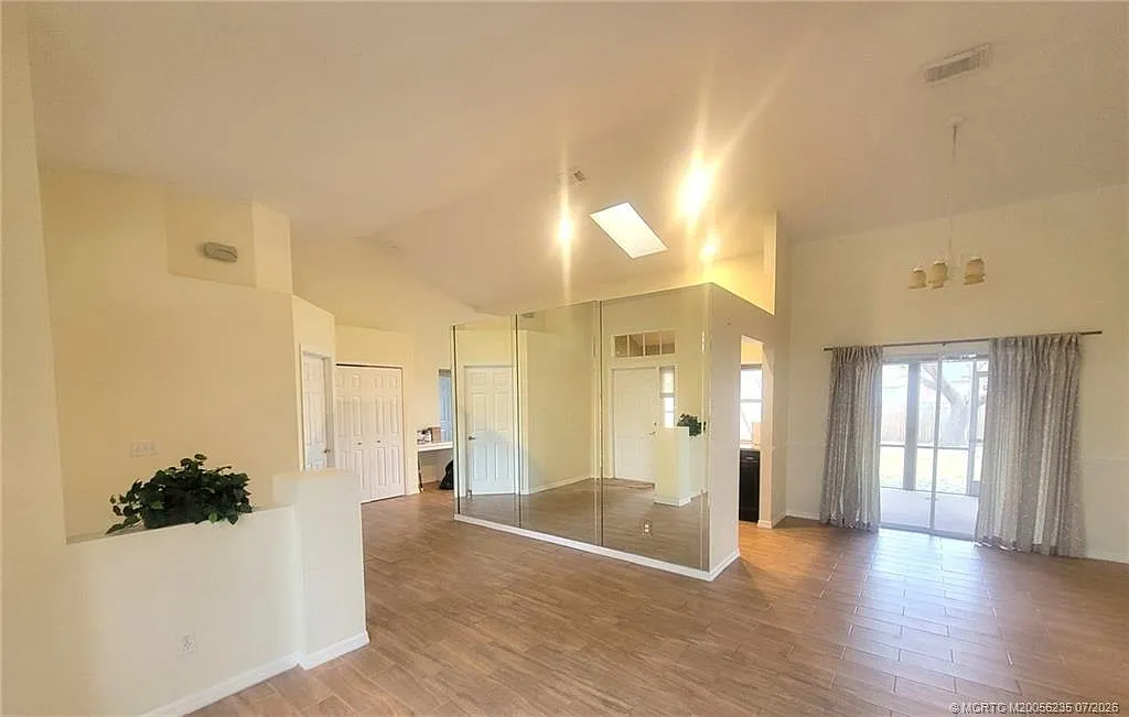 3 bed, 2.0 bath, 1676 sqft, $2,375 — Photo 4