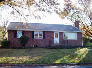 4 Fairview Dr, Akron, PA 17501