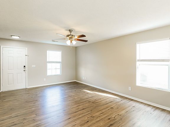 4th image of 2803 Creekbend Dr
