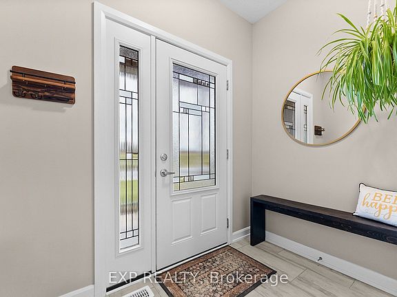 4th image of 76 Vimy Ridge Cres
