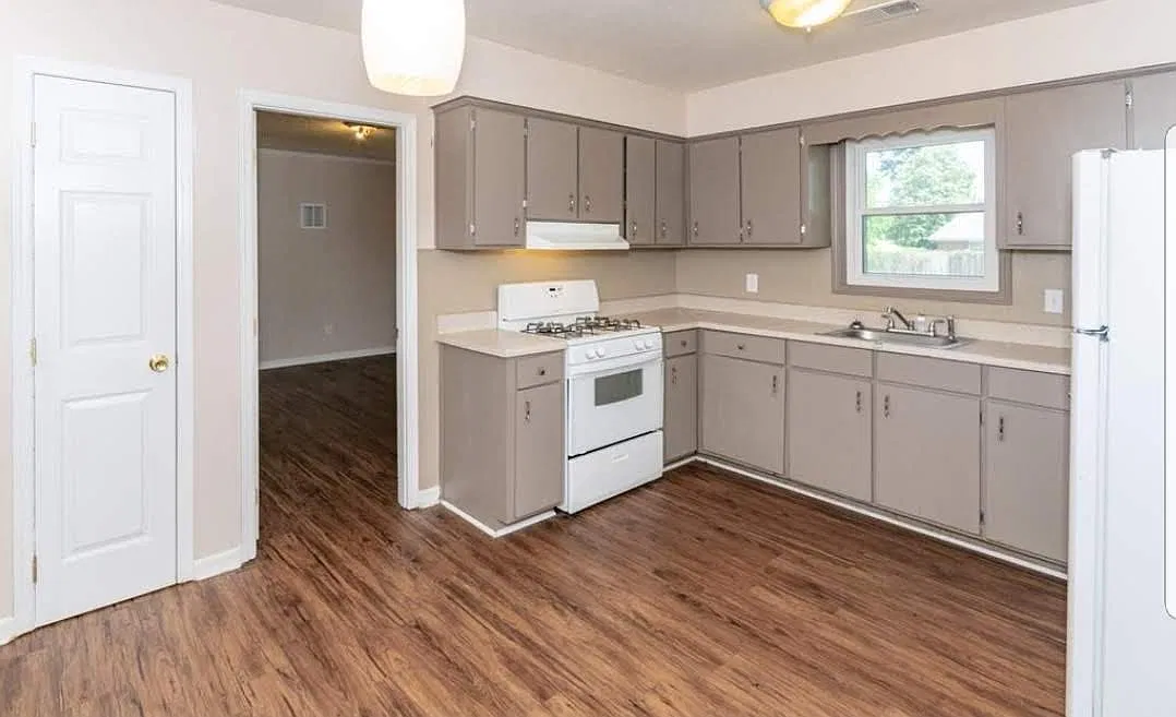 3 bed, 1.5 bath, 1482 sqft, $1,400 — Photo 2