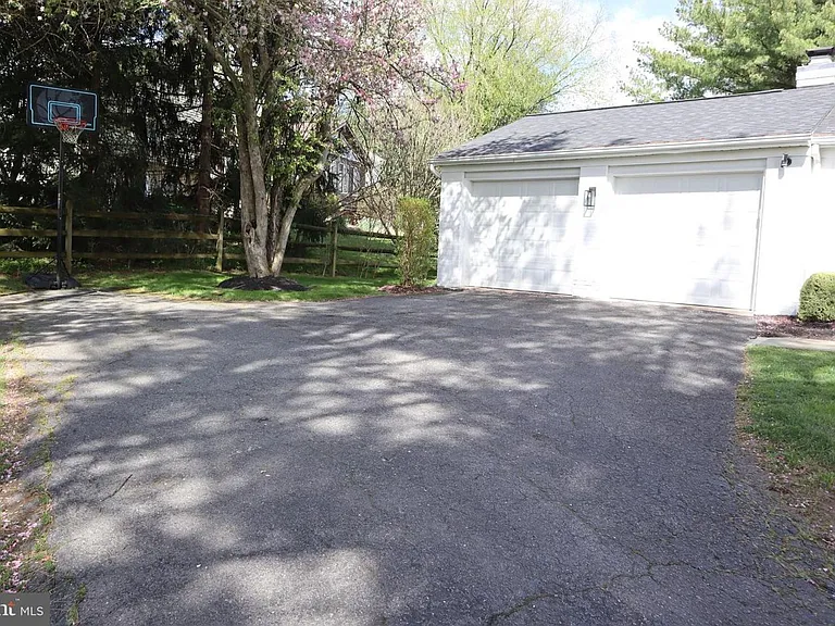 15826 Anamosa Dr — Photo 31