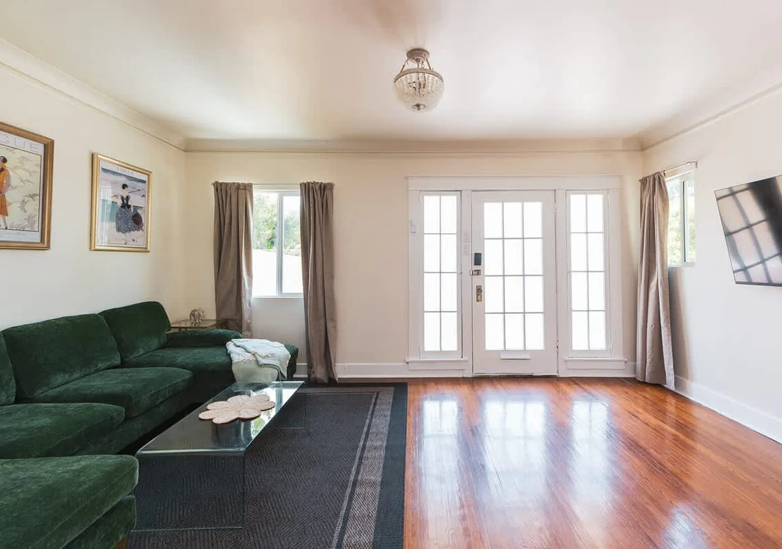 Walk to Larchmont: Stylish Apt w/ Free Parking — Photo 1