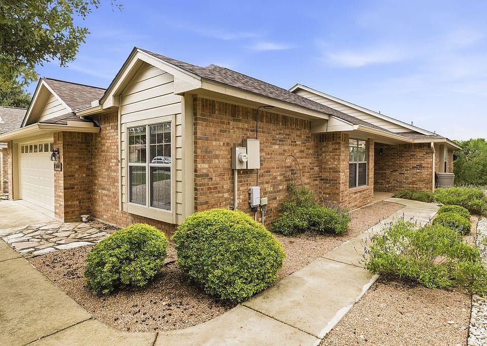 1st image of 1221 Victory Ln