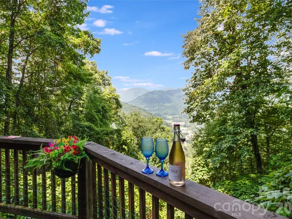 100 Chipmunk Ln, Maggie Valley, NC 28751