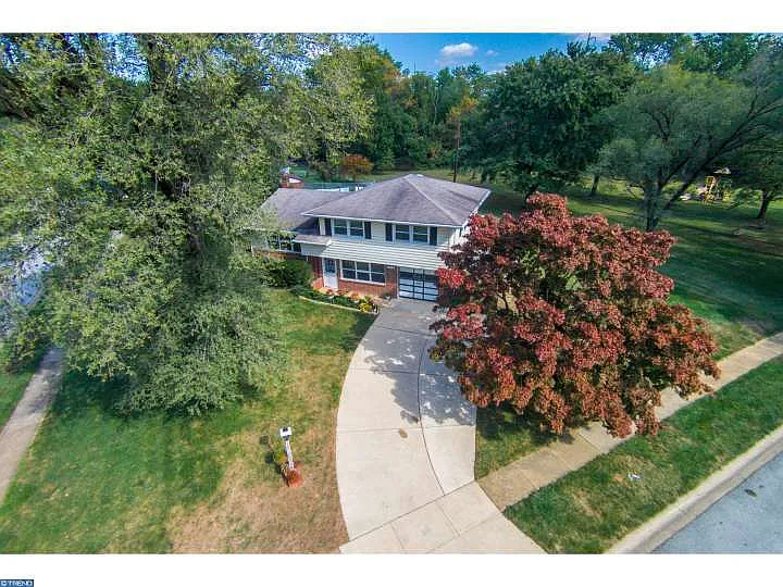2020 Armour Dr photo 1