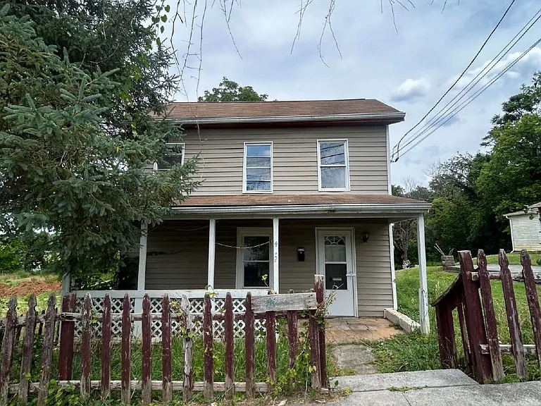 472 Hill St — Photo 1