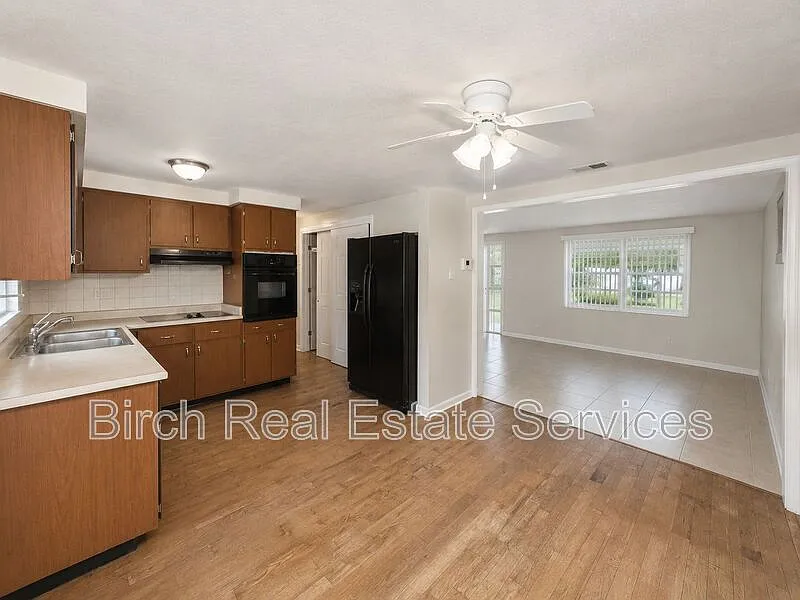 2 bed, 1.0 bath, 816 sqft, $1,395 — Photo 3