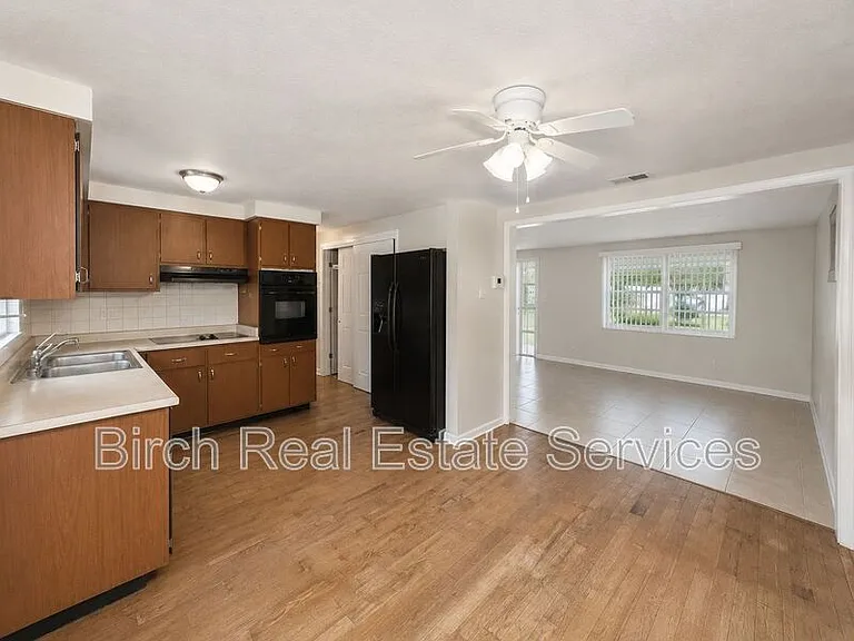 2552 Chancery Dr — Photo 3
