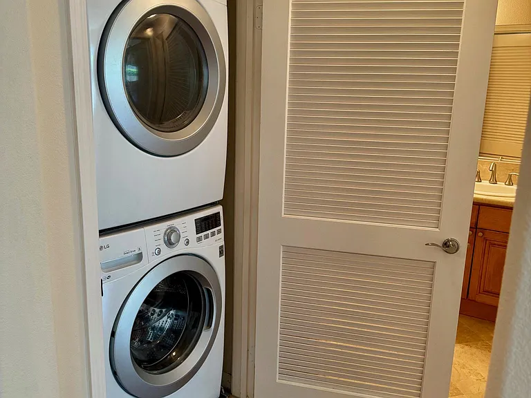 In Unit Clothes Washer and Dryer