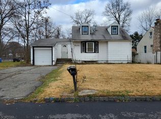 33 Riveredge Dr, Fairfield, NJ 07004