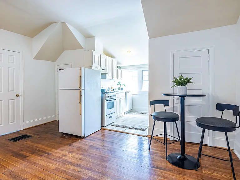 1206 Mansfield Ave NE #B — Photo 4