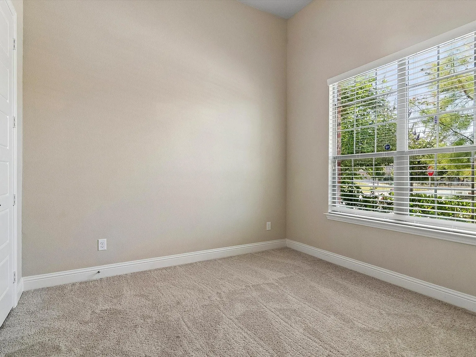 4 bed, 3593 sqft, $3,600 — Photo 4