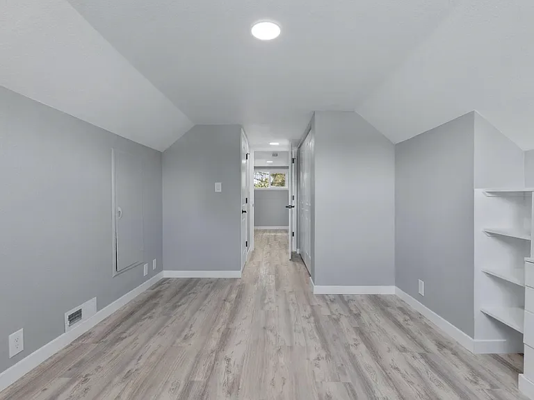 1031 Birch Ave — Photo 2