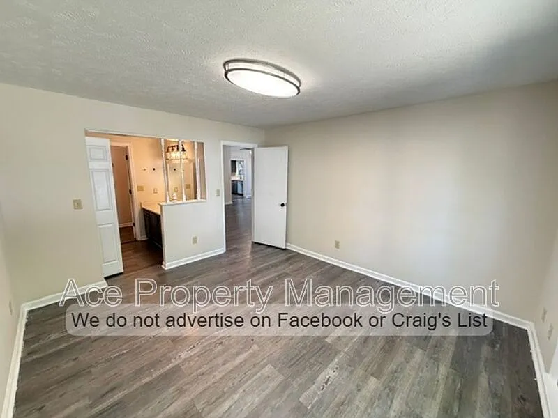3 bed, 2.0 bath, 1094 sqft, $1,560 — Photo 4
