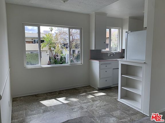 3rd image of 1016 N Genesee Ave #4