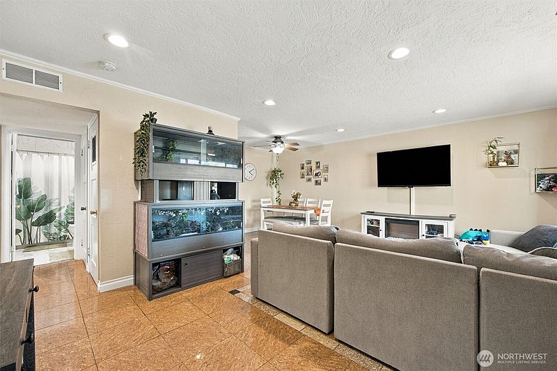 3rd image of 2101 W Kennewick Avenue