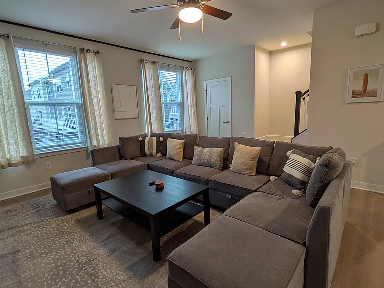 906 Stern Way — Photo 4