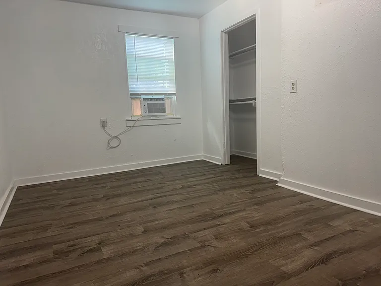 1115 Elgin St — Photo 9