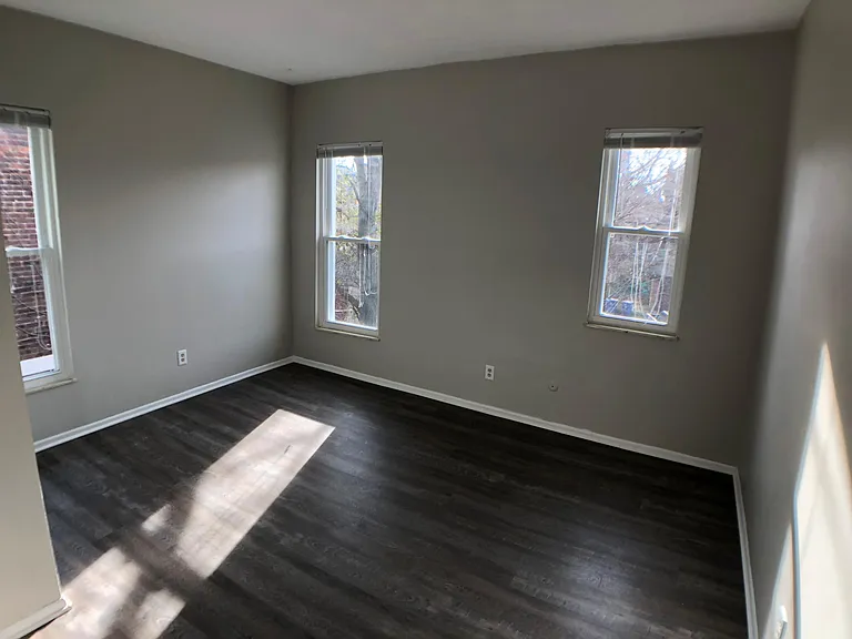 881 1/2 Oak St — Photo 6